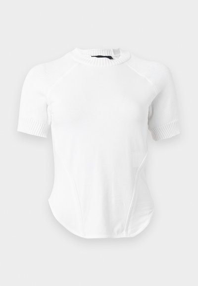 Λευκό πλεκτό τοπ με κοντά μανίκια και ριμπ λαιμόκοψη κυκλικού σχήματος, με λείο ύφασμα στο σώμα και ελαφρώς καμπυλωτό τελείωμα.