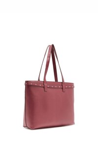 Bolso tote de cuero vegano color burdeos con dos asas largas, forma rectangular y detalles de tachuelas plateadas a lo largo del borde superior. Textura suave.