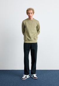 Jordan AIR JORDAN 1 MID UNISEX - Sneakers alte - white/green glow/black