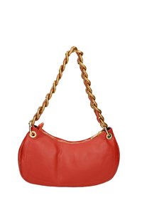 Borsa a mano in pelle rossa con forma curvata, dotata di una tracolla in catena dorata attorcigliata e chiusura con zip nella parte superiore. Texture liscia, dettagli minimi.