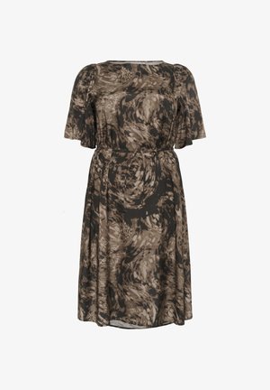 Vestido de color marrón y beige con un estampado, mangas cortas tipo volante, escote redondo y cintura con lazo, hecho de una tela ligera con forma fluida.