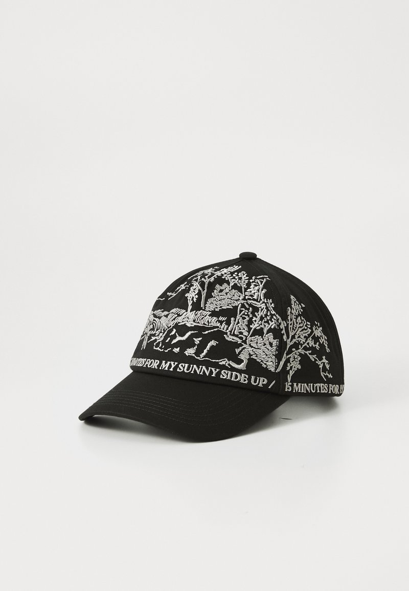Gorra negra con un bordado blanco que representa una escena natural y texto, con visera curvada y correa ajustable. Material de algodón con gráficos detallados.