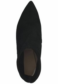Czarne zamszowe botki za kostkę z ostro zakończonym noskiem, bezszwowym designem i gładką fakturą. Wnętrze ma jasne wykończenie.
