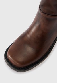 RAID FERNE ciemnobrązowy