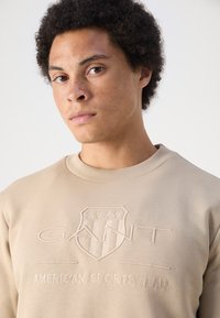 GANT TONAL SHIELD C NECK - Felpa - concrete beige