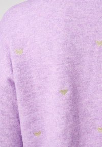 Lila trui met een zachte, gestructureerde brei en kleine gouden hartjespatronen verspreid over de stof. Eenvoudig, klassiek design.