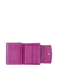 Cartera de piel rosa con múltiples ranuras para tarjetas, un bolsillo central y cierre a presión. Presenta una textura suave y un logotipo de marca visible.