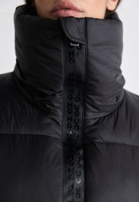 HUGO FINOLA - Wintermantel - black