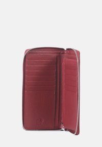Röd läderplånbok med dragkedja, utrustad med flera kortfack och en texturerad yta. Inredningen är slät med en logotyppr prägel.