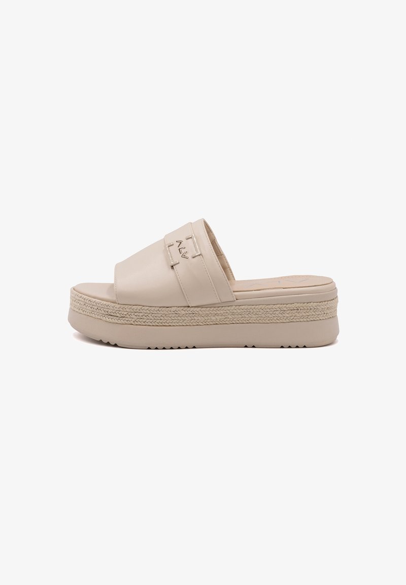 Beige platte slidesandaal met een gestructureerde espadrille-achtige zool, een gladde synthetische bovenkant en een ontwerp met twee bandjes met reliëfaccenten.