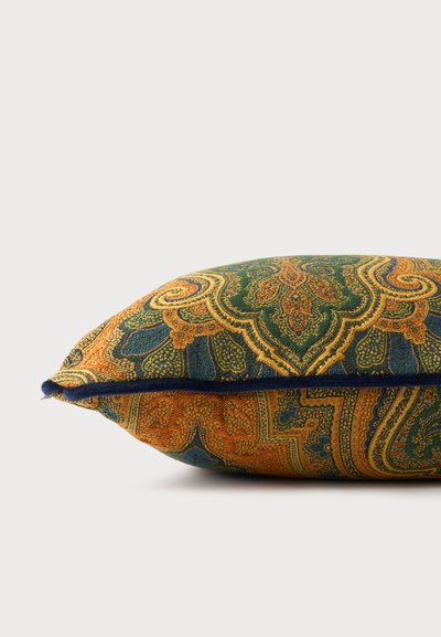 Coussin rectangulaire décoratif orné d’un motif cachemire raffiné dans des tons verts, dorés et bleus sur un fond uni.