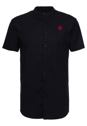 Zwart shirt met korte mouwen, mandarijnkraag, knopen aan de voorkant en klein rood geborduurd logo op de linkerborst.