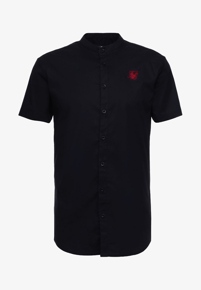 Chemise noire à manches courtes avec col mandarin, boutons à l'avant et petit logo rouge brodé sur la poitrine gauche.