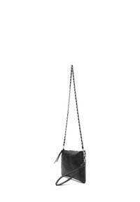 Čierna kožená crossbody taška s reťazovým popruhom a detailom v podobe třásní, vynikajúca s obdĺžnikovým tvarom a hladkým povrchom.