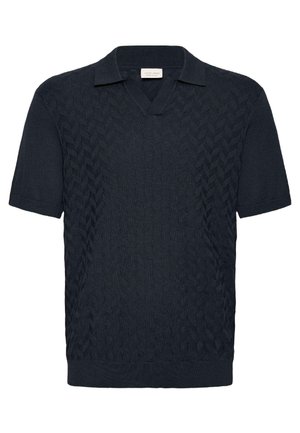 Mørkeblå polo med korte ærmer og kabelstrik, med krave og ribkant, der har et diskret chevronmønster.