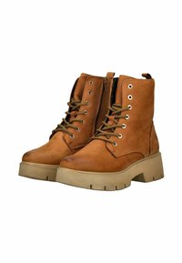 Botas de tobillo de cuero marrón con cordones en la parte frontal, cremallera lateral y suelas de goma beige duraderas que cuentan con un diseño robusto y un acabado texturizado.