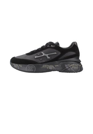 Zapatilla negra y gris con logo en el lateral, suela texturizada con textos y dibujos impresos, diseño con cordones, sobre fondo blanco.
