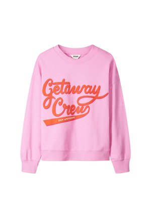 Lichtroze trui met lange mouwen en oranje cursieve tekst "Getaway Crew" met daaronder kleinere tekst "POM Amsterdam".