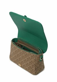 Borsa in tessuto marrone con motivo "M", foderata in pelle verde e con chiusura magnetica. Include tasche interne per l'organizzazione.