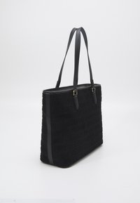 Černá obdélníková taška s dlouhými koženými popruhy a jemně embosovaným textovým vzorem "Love Moschino".