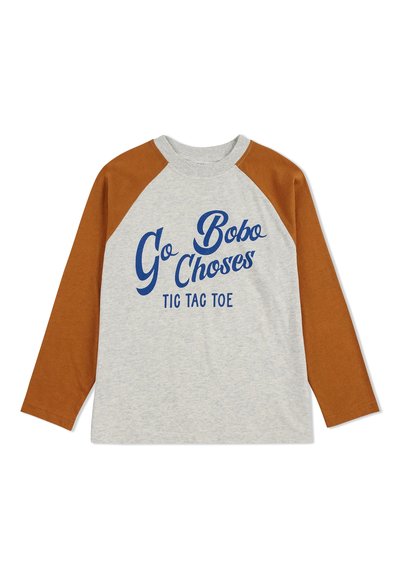 Graues Langarm-T-Shirt mit braunen Raglanärmeln. Mit blauer Textgrafik "Go Bobo Choses TIG TAC TOE." Aus weichem Baumwollmaterial.