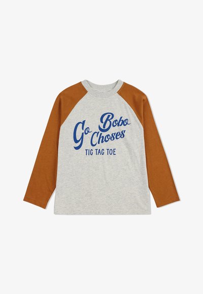 Graues Langarm-T-Shirt mit braunen Raglanärmeln. Mit blauer Textgrafik "Go Bobo Choses TIG TAC TOE." Aus weichem Baumwollmaterial.