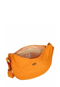 Sac d'épaule en nylon orange avec une forme courbée, fermeture éclair et une poche intérieure. Bretelle ajustable avec détail logo. Texture lisse.