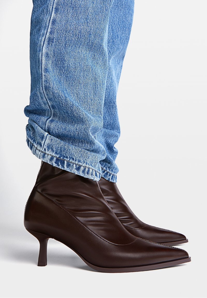 Stradivarius Stivaletti - brown