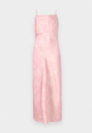 Mouwloze roze jurk met een gladde, licht gestructureerde oppervlakte, voorzien van een lang, vloeiend ontwerp en dunne bandjes voor een minimalistische uitstraling.