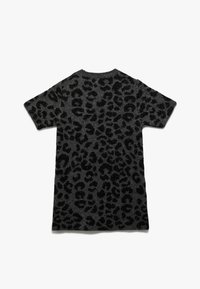 Sort og grå strikket t-shirt med leopardmønster. Korte ærmer og rund halsudskæring. Blød tekstur med let glans.