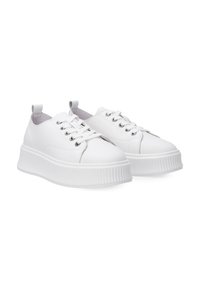 Weiße Sneaker mit einem glatten Lederoberteil, Schnürdesign, auffälliger runder Zehenpartie und einer dicken, strukturierten Sohle mit einer Hinterkappe.