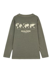 Olijfgroene T-shirt met lange mouwen en een ronde hals. Bevat drie aardbolgraphics in lichtbeige en de tekst "SCALPERS" eronder. Zachte katoenstructuur.