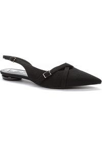 Crne slingback balerinke s oštrim vrhom, teksturiranom tkaninom, dizajnom križnog remena i niskim okruglim potplatom s metalnom kopčom kao naglaskom.