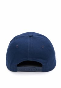 Tumed sinine pesapalli müts, millel on sile pind, reguleeritav plastikrihm taga ja ringikujuline nupp peal. Ei ole nähtavaid logosid ega mustreid.