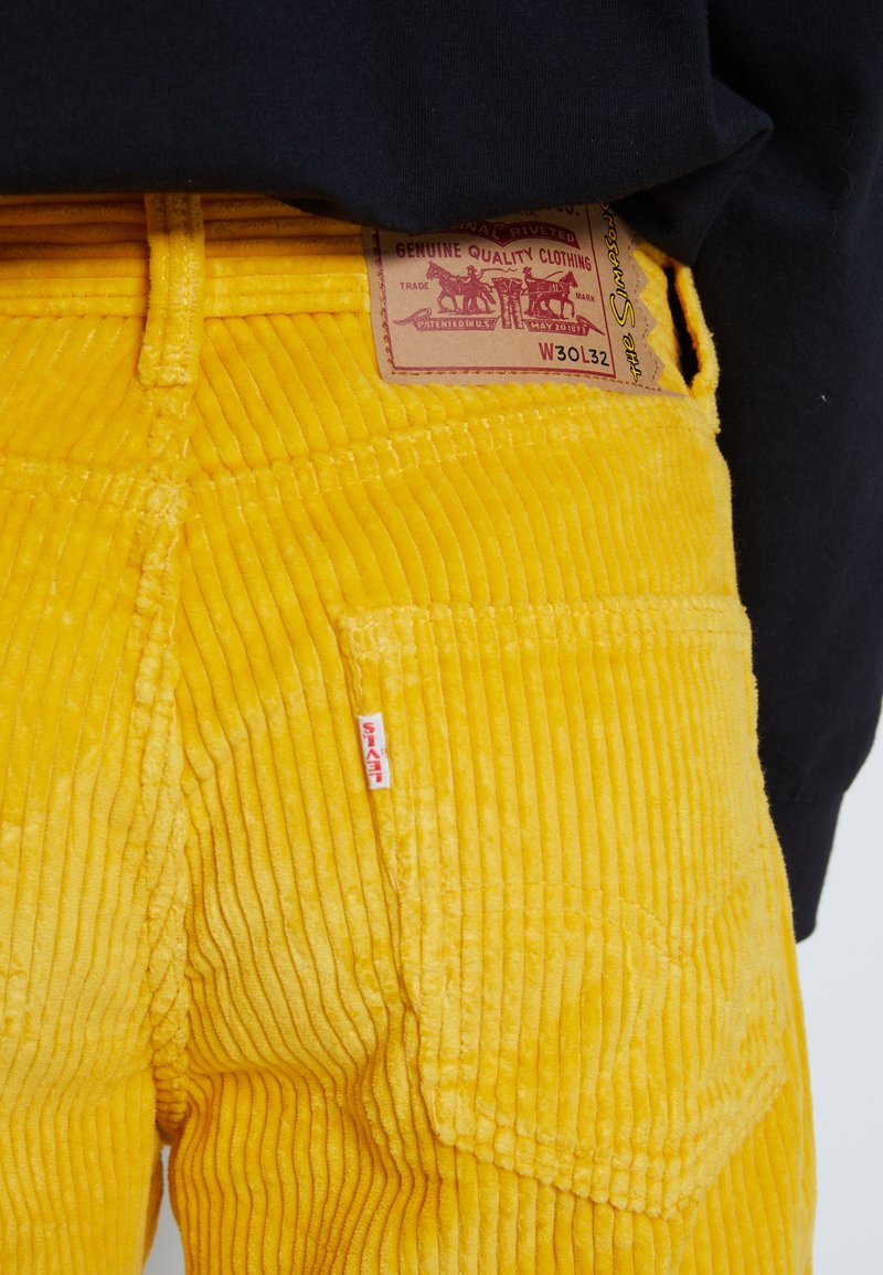 Herren Chinos | Levi's® LEVI’S® X THE SIMPSONS™ STAY LOOSE CORD Stoffhose yellow/gelb - RS51952 Herren Chinos | Levi's® LEVI’S® X THE SIMPSONS™ STAY LOOSE CORD Stoffhose yellow/gelb - RS51952