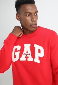 GAP ORIGINAL ARCH CREW - Bluză de molton - pure red