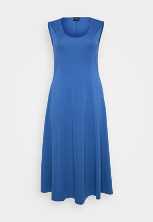 Plava bezrukavna haljina od mekanog materijala, s okruglim izrezom i lepršavim A-linijskim siluetom. Minimalistički dizajn, bez vidljivih uzoraka ili akcenta.