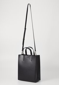 Geantă tote din piele neagră, cu un design structurat, două mânere superioare și o curea de umăr detașabilă. Textură fină, accente minimaliste.