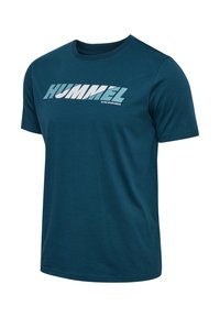 Teal kortärmad t-shirt gjord av mjukt tyg, med en stor vit och ljusblå "HUMMEL"-logotyp och texten "ACTIVE SPORTSWEAR" under.