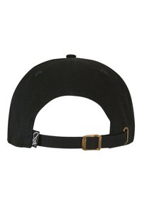 Căciulă neagră cu bretea ajustabilă, cataramă din metal auriu și detaliu logo brodat pe lateral. Textură de material neted și formă clasică.