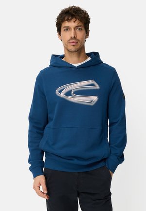 Blå sweatshirt med hætte og frontlomme, med en stor hvid logo på brystet. Fremstillet af blødt stof med en afslappet pasform.
