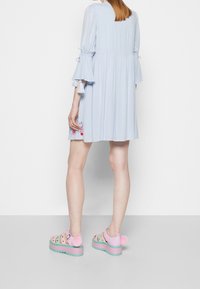 YAS Tall Vestido informal - light blue