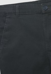 Pantaloni in misto cotone blu scuro con texture liscia, dotati di chiusura a bottone e dettagli di cuciture a contrasto lungo le cuciture.