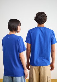 Salomon LOGO TEE UNISEX - T-shirt estampada - surf the web