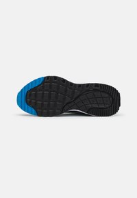 Suola di scarpa nera con superficie testurizzata, caratterizzata da un accento blu sul lato e scanalature decorative per la trazione.