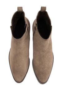 Stivali alla caviglia in suede marrone con punta affusolata e zip laterali, caratterizzati da una tomaia testurizzata e un tab per una facile calzata.