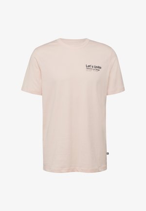 Hellrosa kurzärmeliges T-Shirt mit Rundhalsausschnitt und schwarzem Text "Let's Unite" auf der oberen linken Brust.
