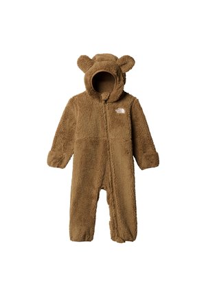 Pruun fliisist beebikombinesoon kapuutsiga, millel on karu kõrvad, esil lukuga ja rinnal logo. Pehme tekstuur, pikad varrukad ja jalateta disain.
