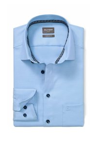 Lichtblauwe herenoverhemd met een patroon op de kraagvoering, donkere knopen en opgevouwen manchetten, gelabeld "OLYMP Luxor Comfort Fit."