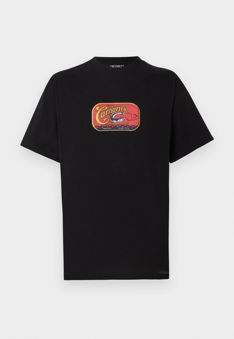 Zwart katoenen T-shirt met een rood-gele grafische print met een visserijthema aan de voorkant. Korte mouwen en een ronde hals.